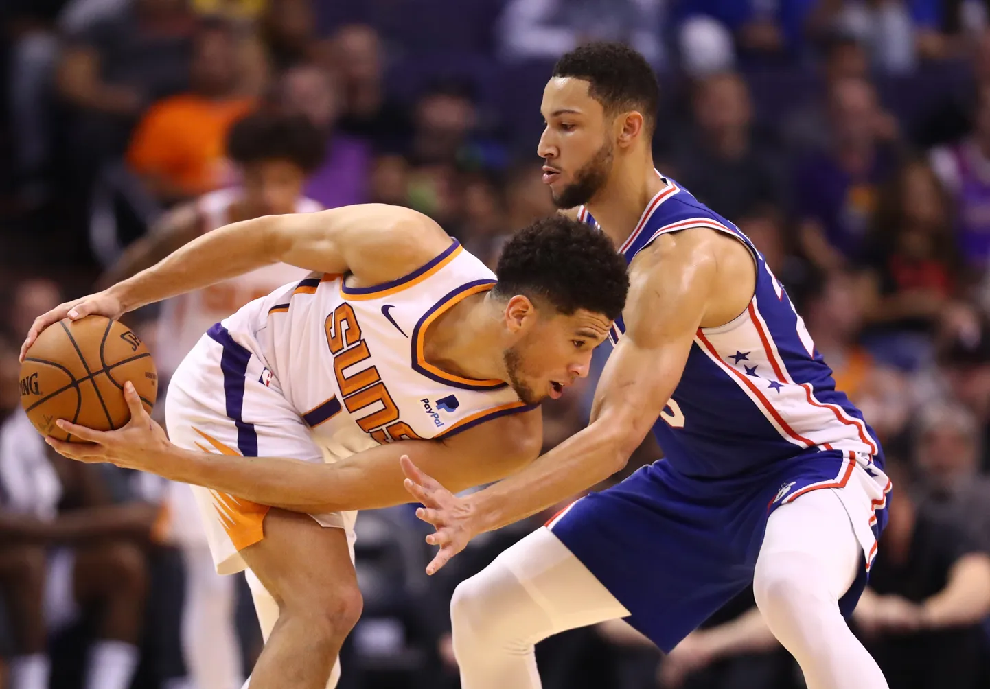 Phoenix Sunsi raudvara Devin Booker (vasakul) kostitas hooaega suurepäraselt alustanud Philadelphia meeskonda 40 punktiga.
