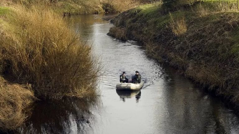 Двое мужчин на лодке посреди реки
