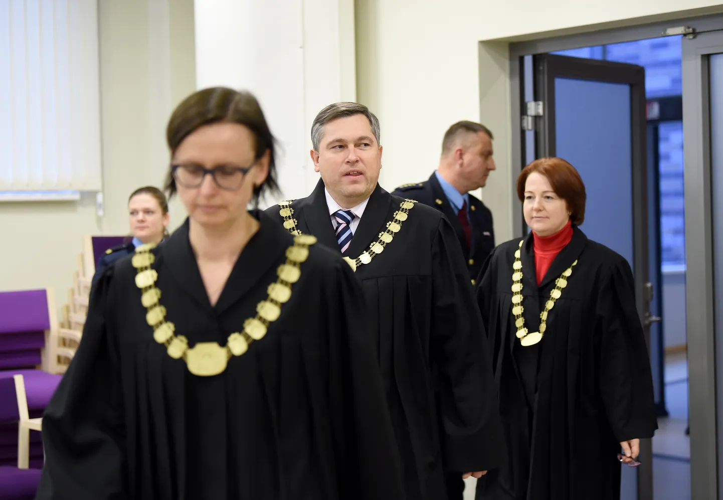 Rīgas pilsētas Zemgales priekšpilsētas tiesas tiesnese Anita Grāvīte (no kreisās), Zemgales priekšpilsētas tiesas priekšsēdētājs Erlens Ernstsons un Zemgales priekšpilsētas tiesas tiesnese Aiga Freimane ierodas uz Rīgas pilsētas Pārdaugavas tiesas sēdi, kur turpinās skatīt Zolitūdes traģēdijas krimināllietu.