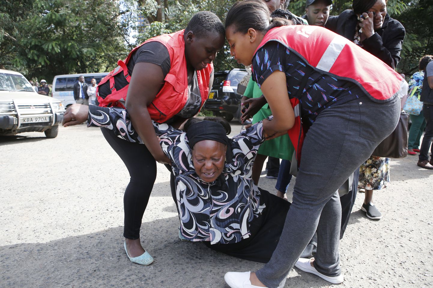 Keenia Punase Risti töötajad püüavad aidata lähedase surmast murtud naist.