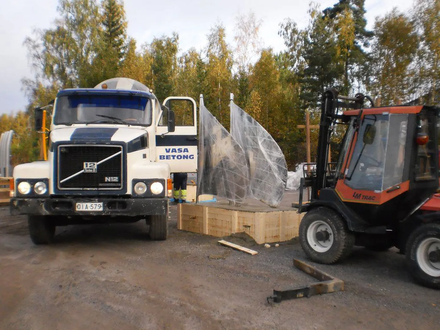 Skulptor Rait Pärgi skultpuuri paigaldamine Pärnu sõpruslinnas Vaasas.