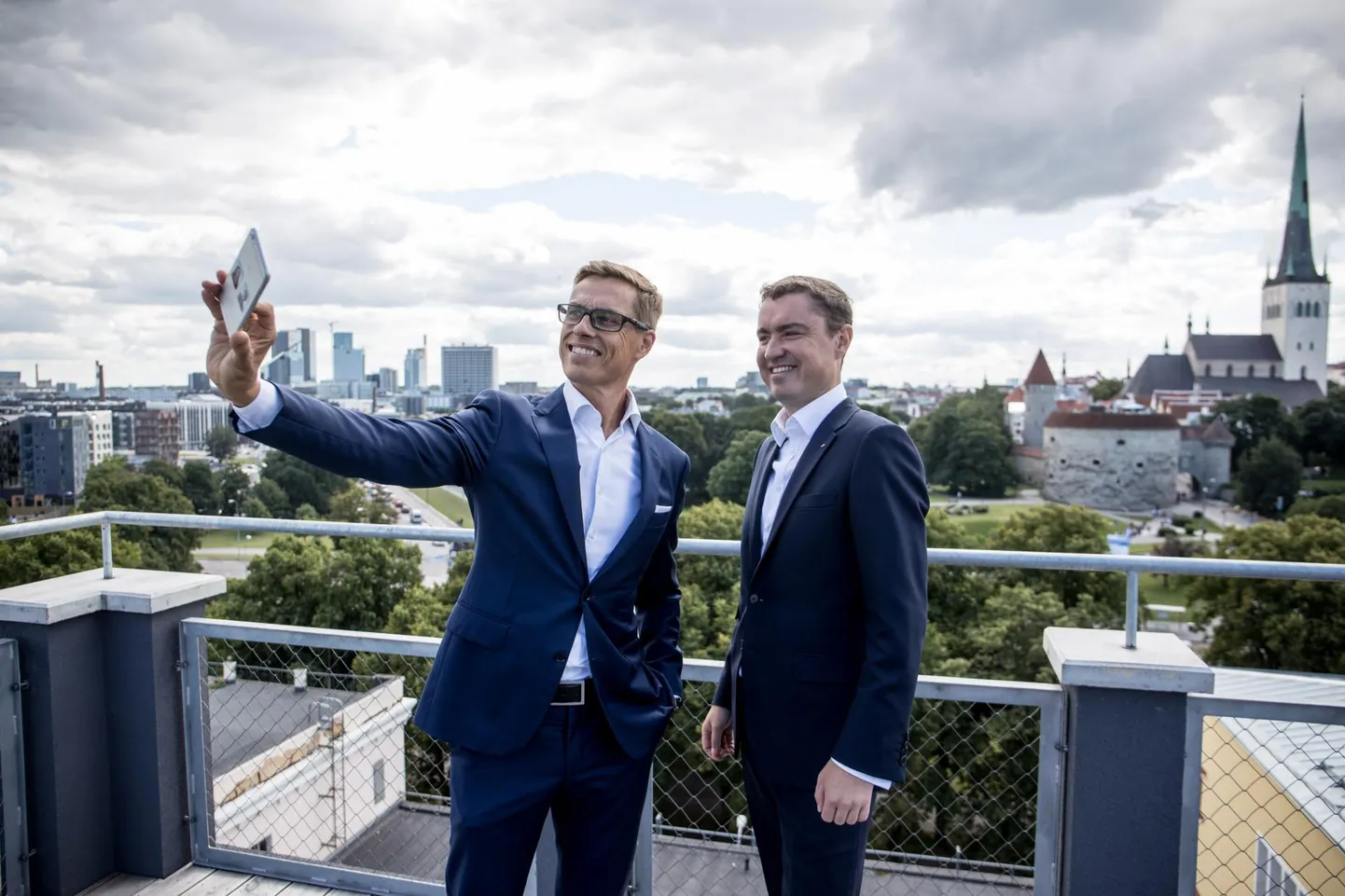 Taavi Rõivas (paremal) ja Alexander Stubb 2017. aastal Kultuurikatla katusel. Rõivas sai Stubbiga tuttavaks juba siis, kui juhtis 2011. aastal riigikogu ELi asjade komisjoni ning Stubb oli Soome Euroopa asjade ja kaubandusminister. Sarnase pulsiga mehed klappisid kohe ja sellest suhtlusest kasvas välja ka
sõprus.