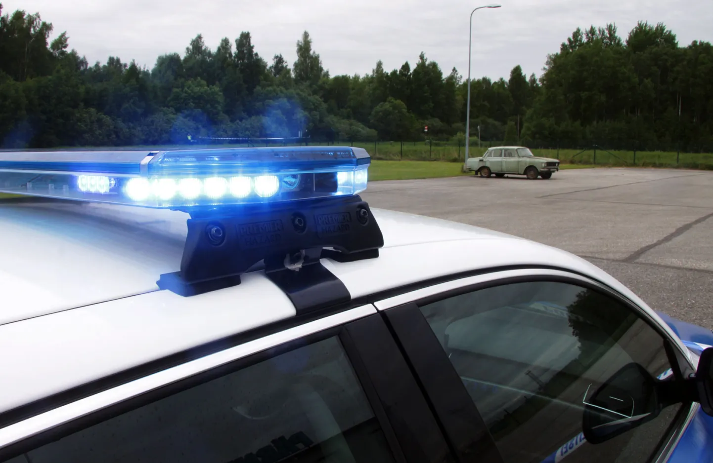Kogu õppuse käivitas kõne lennujaamast, et aerodroomi parklas plahvatas auto all lõhkekeha. Pildil on"pommist räsitud" auto taamal.
