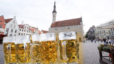 Стоимость бокала пива на Ратушной площади Таллинна бьет рекорды, но туристы не жалуются