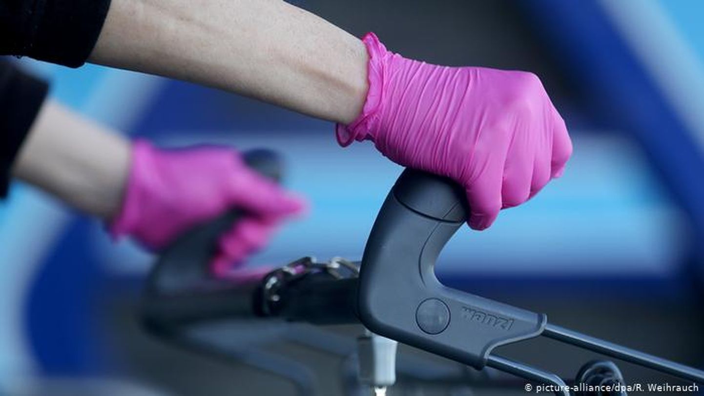 Резиновые перчатки многие рассматривают как одно из средств защиты от заражения коронавирусом