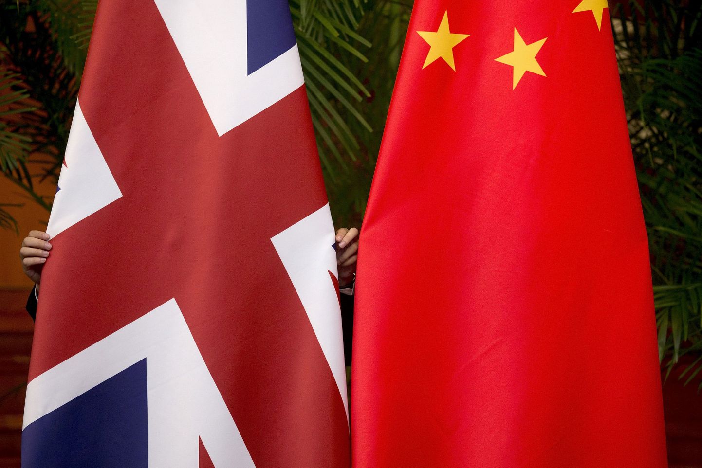 Suurbritannia ja Hiina lipud.