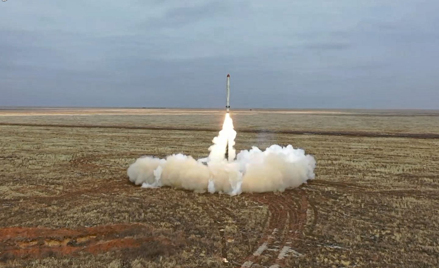 Pildil on Iskander-K tüüpi ballistilise raketi stardihetk.