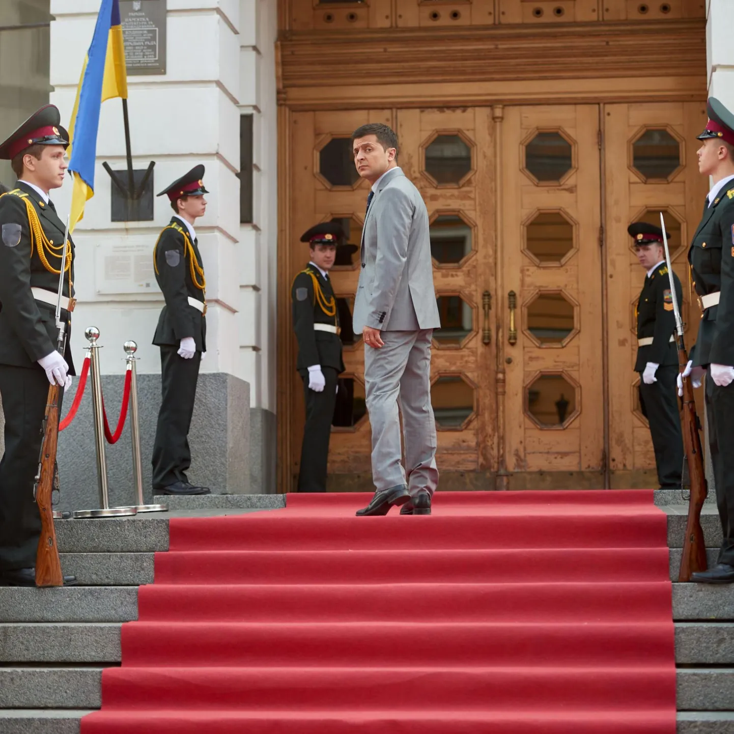 Riigipea roll käpas: Ukrainas populaarses komöödiaseriaalis «Rahva teener» kehastab Volodõmõr Zelenski tavalist ajalooõpetajat Vassõl Goloborodkot, kes saab ootamatult Ukraina presidendiks. Nüüd võib näitleja endaga päriselus sama moodi minna.