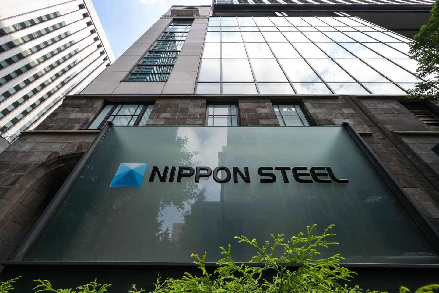 Jaapani suurima terasetootja Nippon Steeli logo kujutis on pildistatud ettevõtte peakontori ees Tokyo kesklinnas 16. juunil 2025.