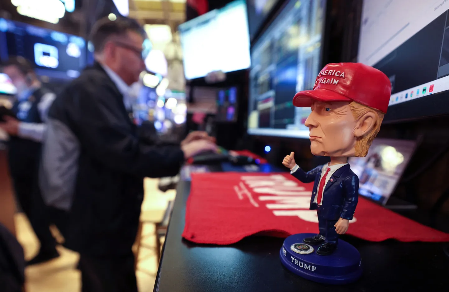 USA presidendi Donald Trumpi kujutis New Yorgi börsil selle avamisel 14. aprillil 2025. Wall Streeti aktsiad alustasid nädalat tõusuga, sest USA ametnikud teatasid tariifivabastusest nutitelefonide, sülearvutite, pooljuhtide ja muude elektrooniliste toodete jaoks.