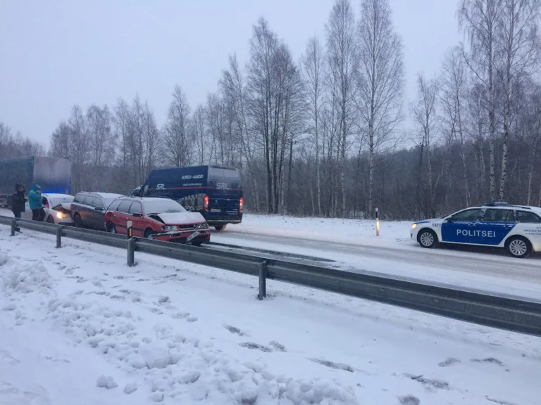 Sauga külje all juhtunud ahelavarii takistas Tallinna–Pärnu–Ikla maanteel liiklust.