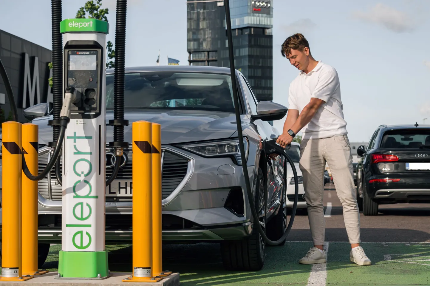 Elektriauto laadimine.