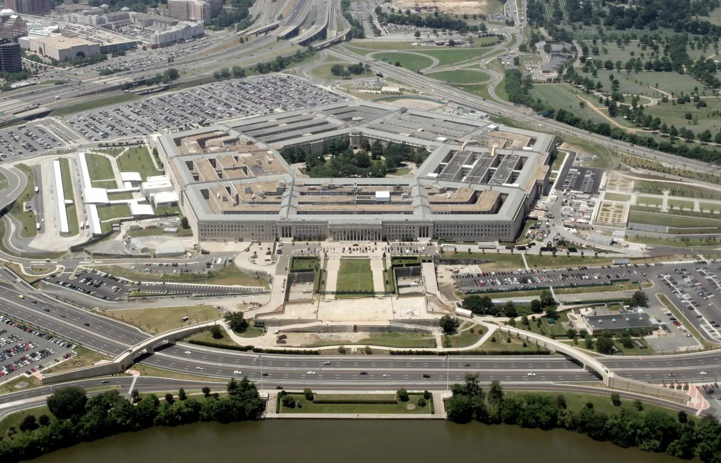 USA kaitseministeeriumi hoone. Pentagoni sõnul kujutab salajaste dokumentide leke väga tõsist ohtu Ühendriikide julgeolekule. 