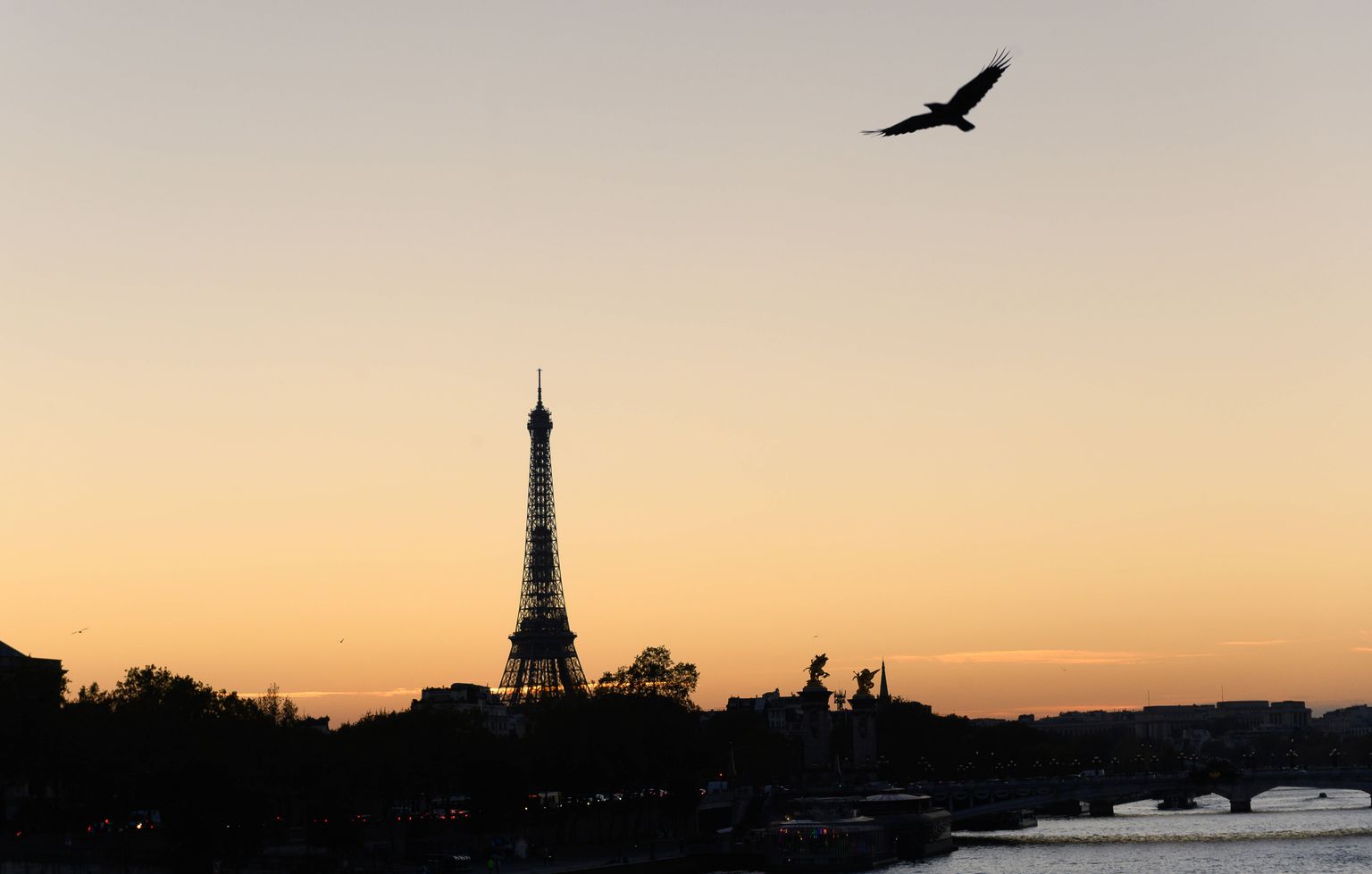 Prantsusmaa pealinna Pariisi üks vaatamisväärsusi Eiffeli torn, mille kõrgus on 324 meetrit