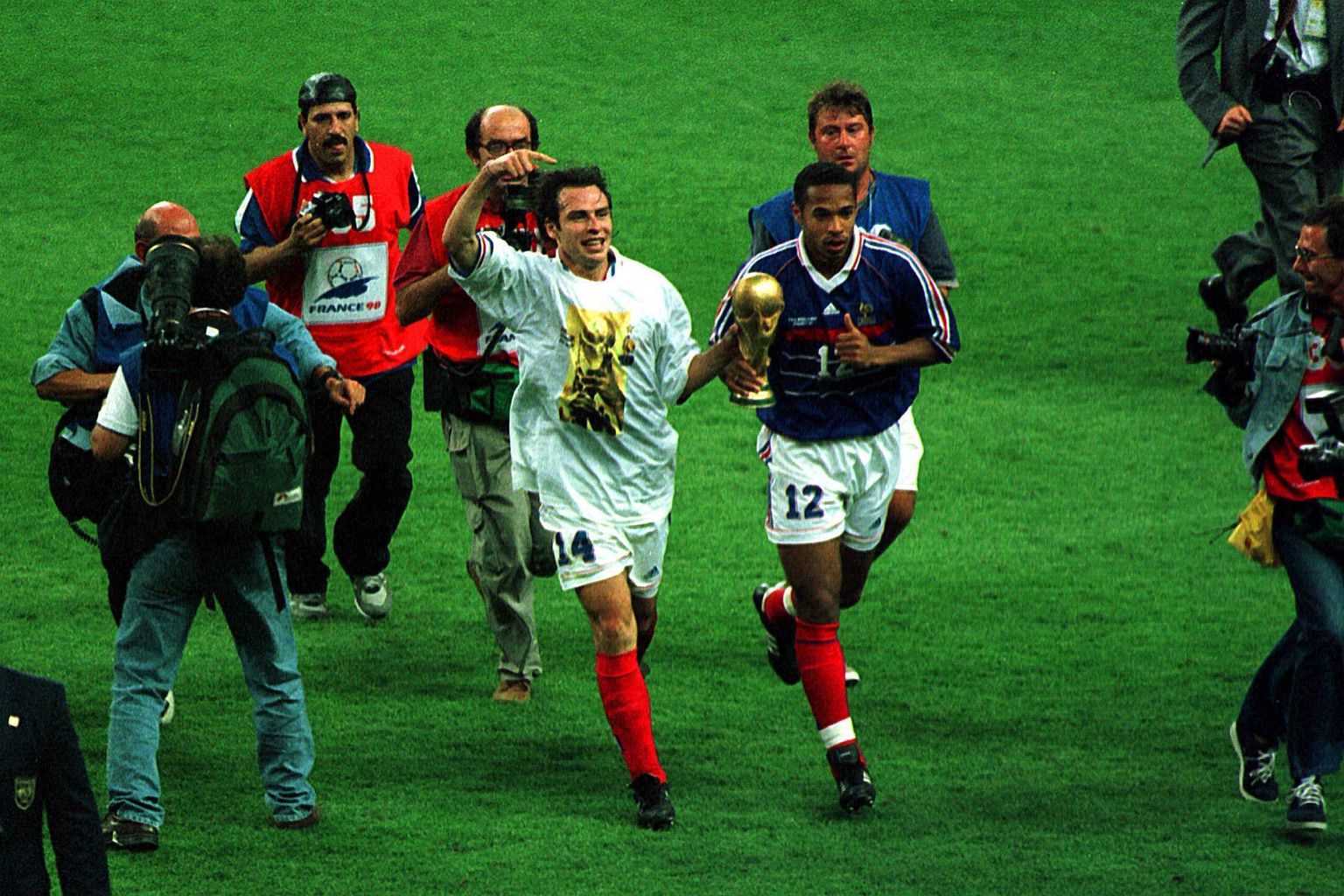 Alain Boghossian (keskel vasakul) tuli Prantsusmaa jalgpallikoondisega 1998. aastal maailmameistriks. Pildil hoiab ta karikat koos Thierry Henryga.