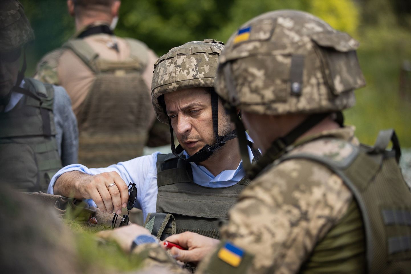 Ukraina president Volodõmõr Zelenskõi inspekteeris rindejoont.