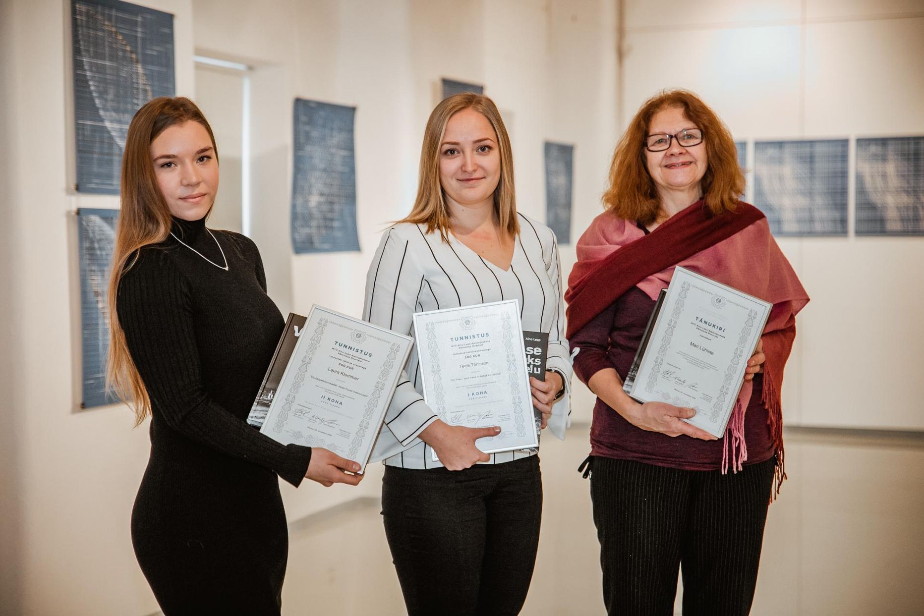 Preemiaväärilise töö koostajad Laura Klemmer (vasakul), Teele Tõnisson ja tema juhendaja õpetaja Mari Lühiste olid tunnustuse üle eile Pärnu muuseumis üllatunud.