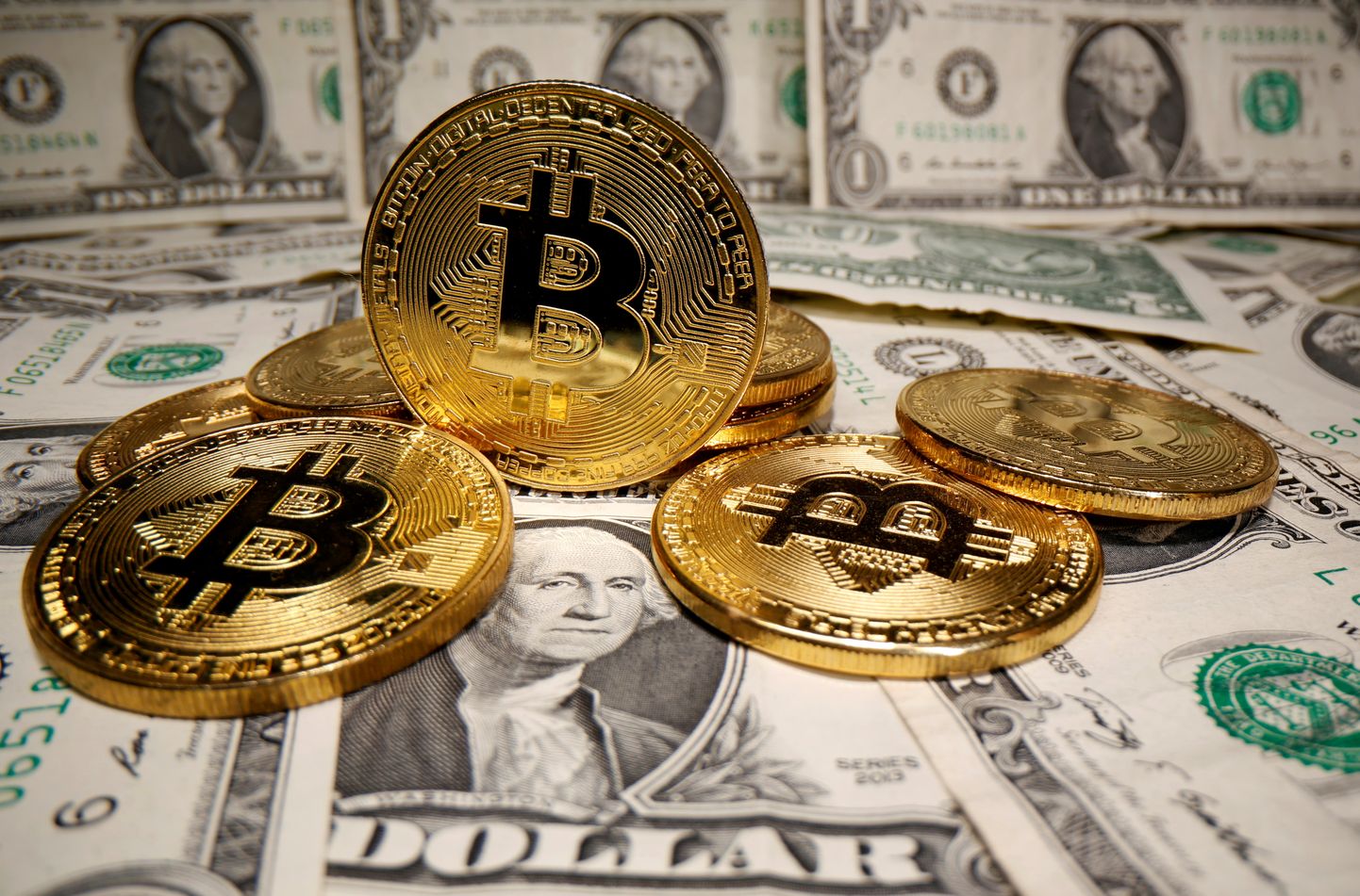 Bitcoini sümbolpilt ja dollarid