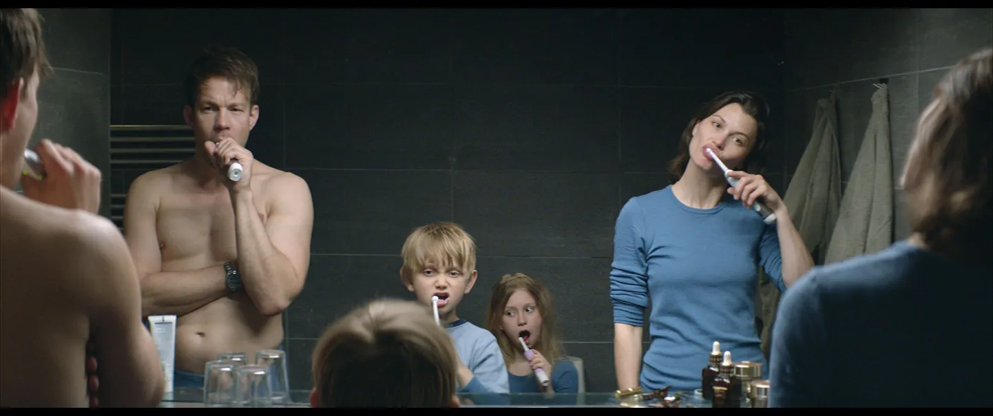 Kõik koos ka hambad puhtaks: Tomas (Johannes Kuhnke, vasakult), Harry (Vincent Wettergren), Vera (Clara Wettergren) ja Ebba (Lisa Loven Kongsli).