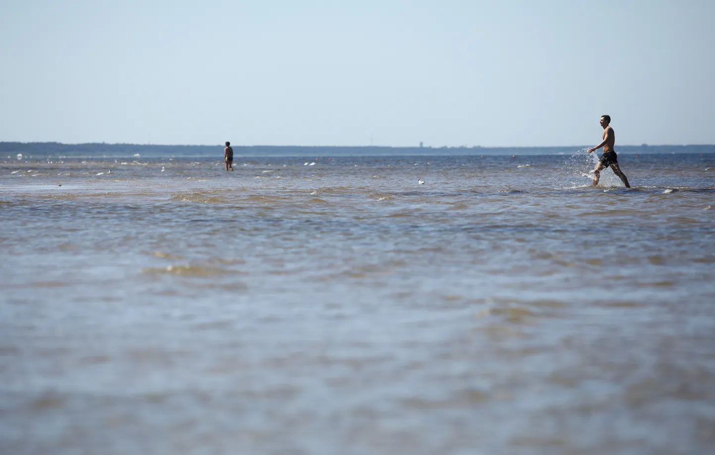 Люди и море.