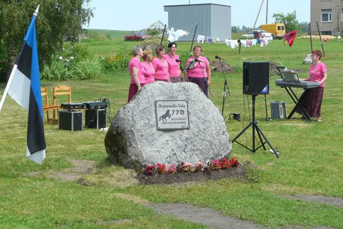 Külakivi avamisel esines palju taidlejaid nii Assamallast, Porkunist kui Kadilast.