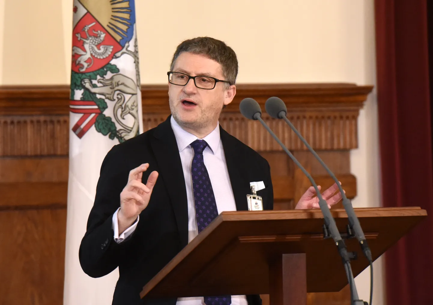 Prāgas starptautisko attiecību institūta vecākais pētnieks Marks Galeoti piedalās diskusijā "Latvijas drošība 21. gadsimtā. Viltus ziņas kā instruments sabiedrības viedokļa ietekmēšanā" Rīgas pilī.