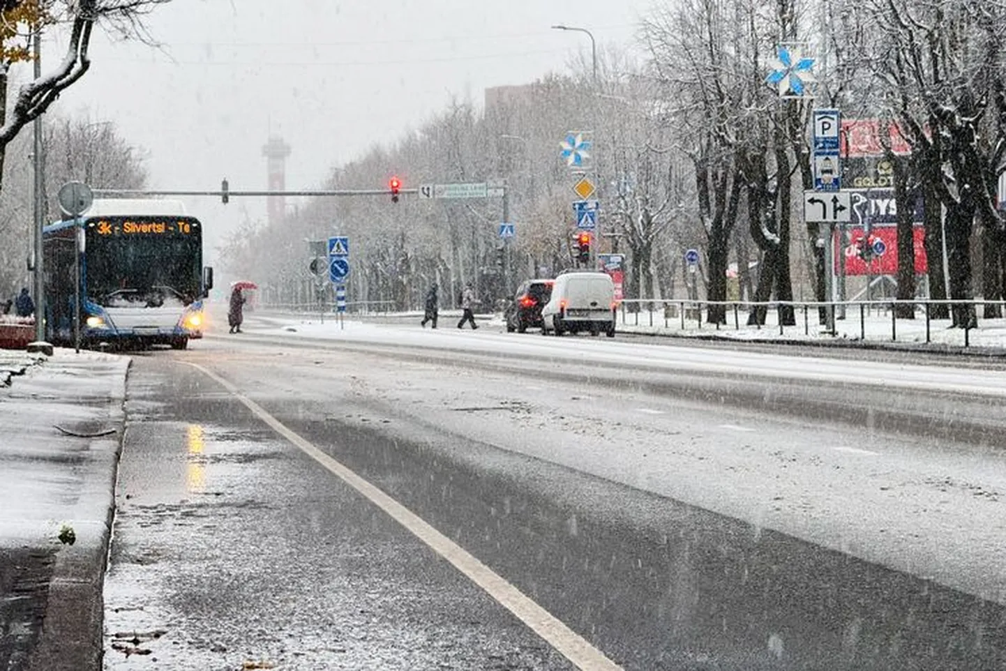 Reede ennelõunal oli Narva linnatänavatel lumi maas.