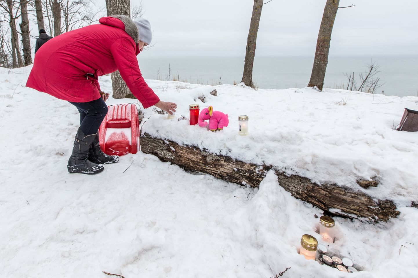 На место гибели 7-летней девочки местные жители принесли свечи и игрушки.