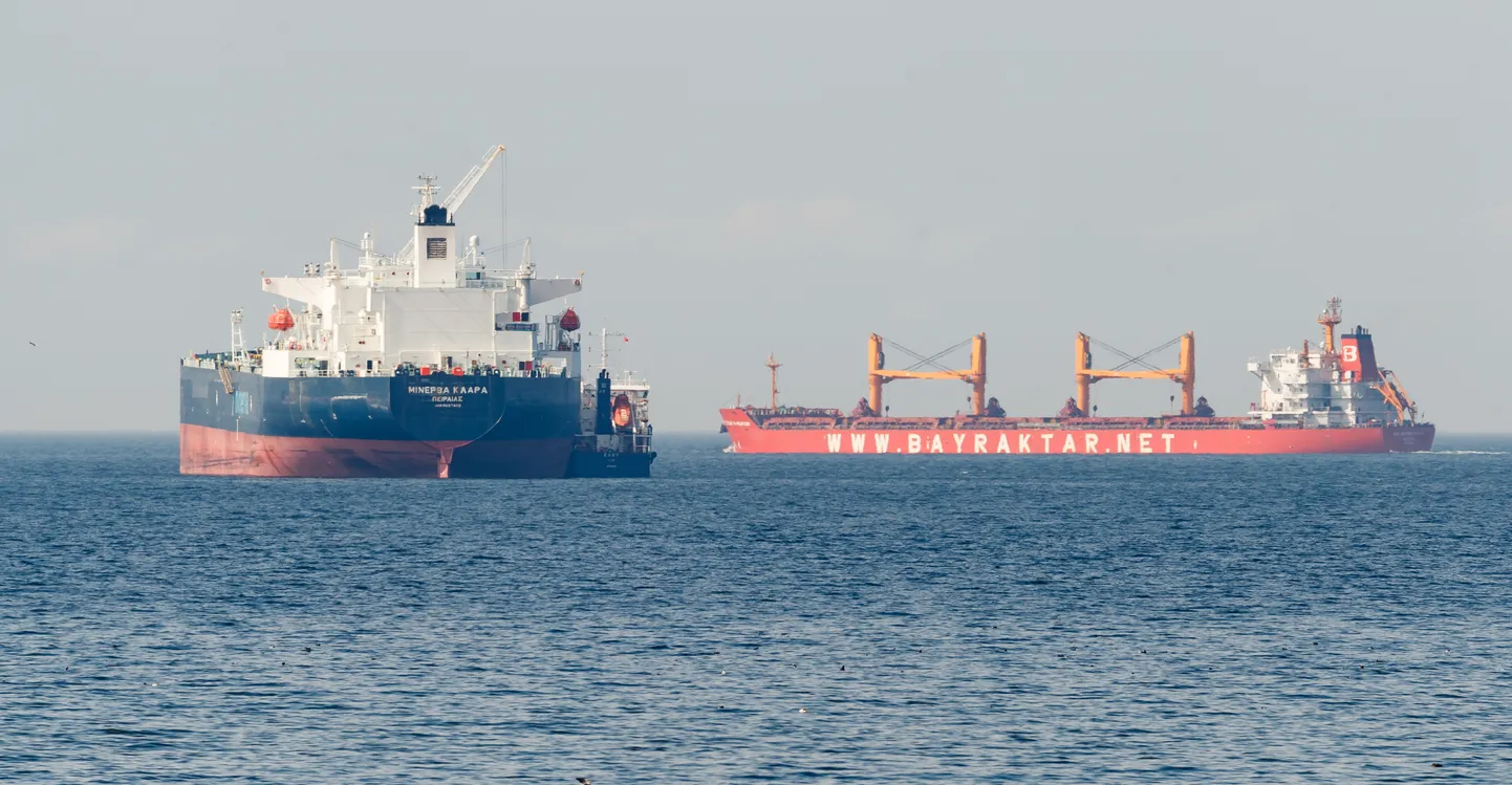 Baltic Marine Bunker ASi opereeritav kütuselaev EAST punkerdab Tallinna G ankrualal suuremat tankerit.
Foto Mihkel Maripuu, Postimees
