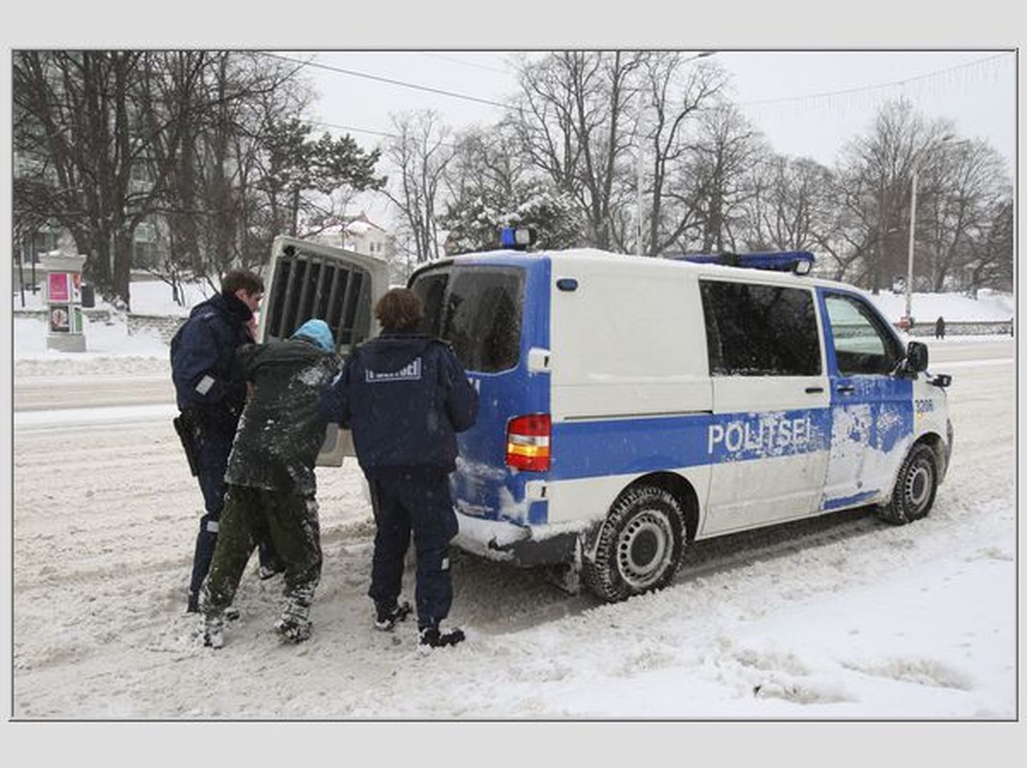 26. märtsil tallinnas tehtud pildil aitavad politseinikud lumehanges olnud kodutut.