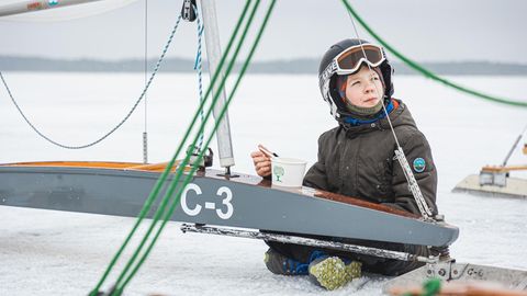 GALERII ⟩ 11aastane Pärnu poiss pani jääpurjetamise eestikatel vanematele konkurentidele pika puuga