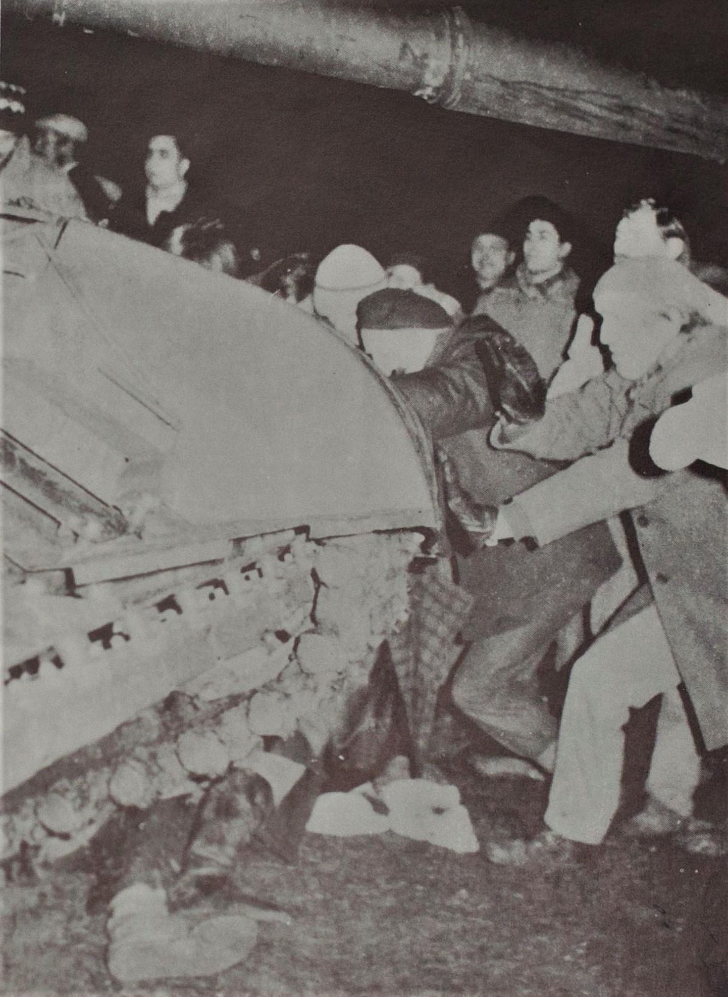 13. jaanuar 1991. Mehed üritavad Vilniuse teletorni juures lükata tagasi Nõukogude soomusmasinat, mille roomiku alla on jäänud noor naine. Foto albumist “The Gift of Vilnius” (Scanpix).