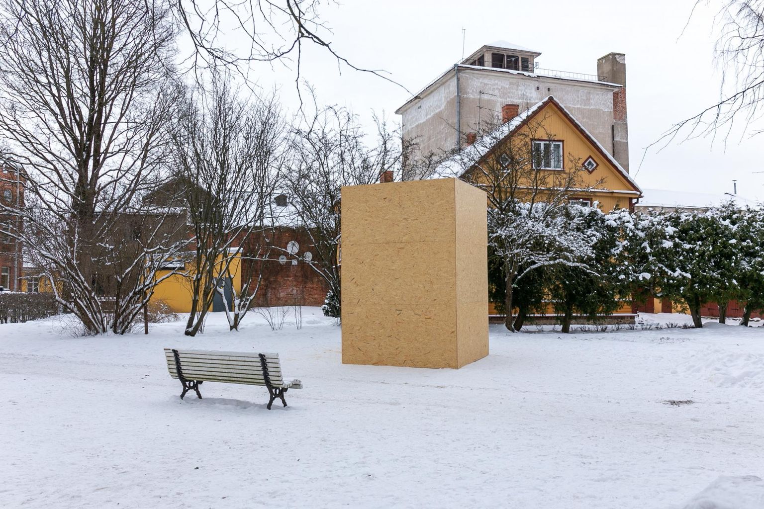 Viljandi linn peitis Jaak Joala kuju esialgu kasti, et lõpetada kuju avalik eksponeerimine. Kuju saatus selgub linnavolikogus.