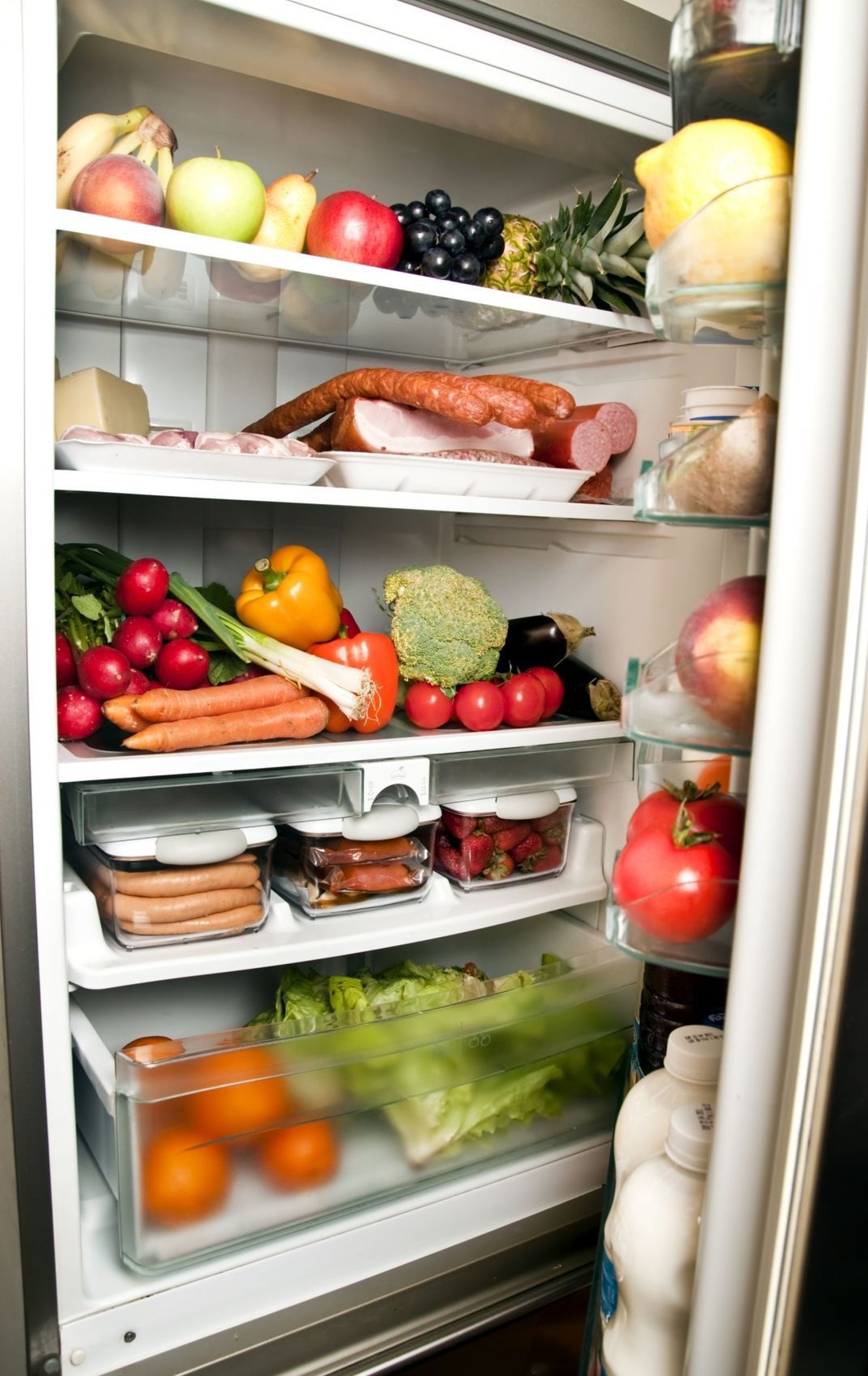 Холодильник набитый продуктами