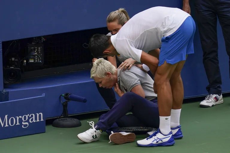 Novak Djokovic tabas palliga US Openil joonekohtunikku. Järgnes diskvalifitseerimine.