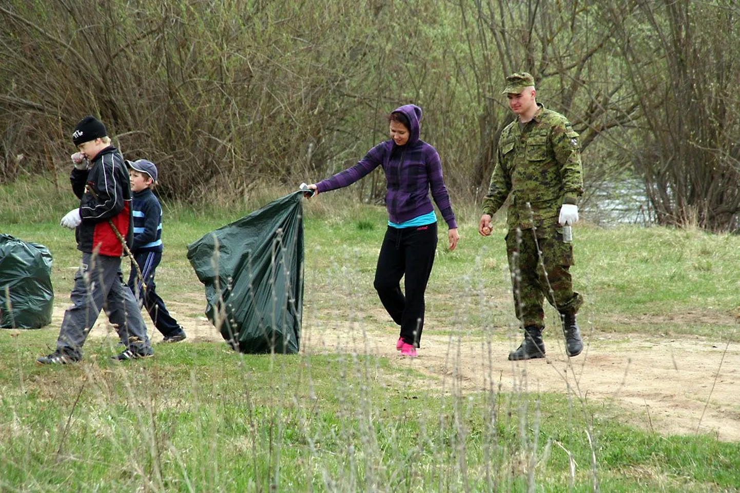 Tartu kodutütred ja noorkotkad korraldasid talgupäeva Kabina karjääri kallastel.