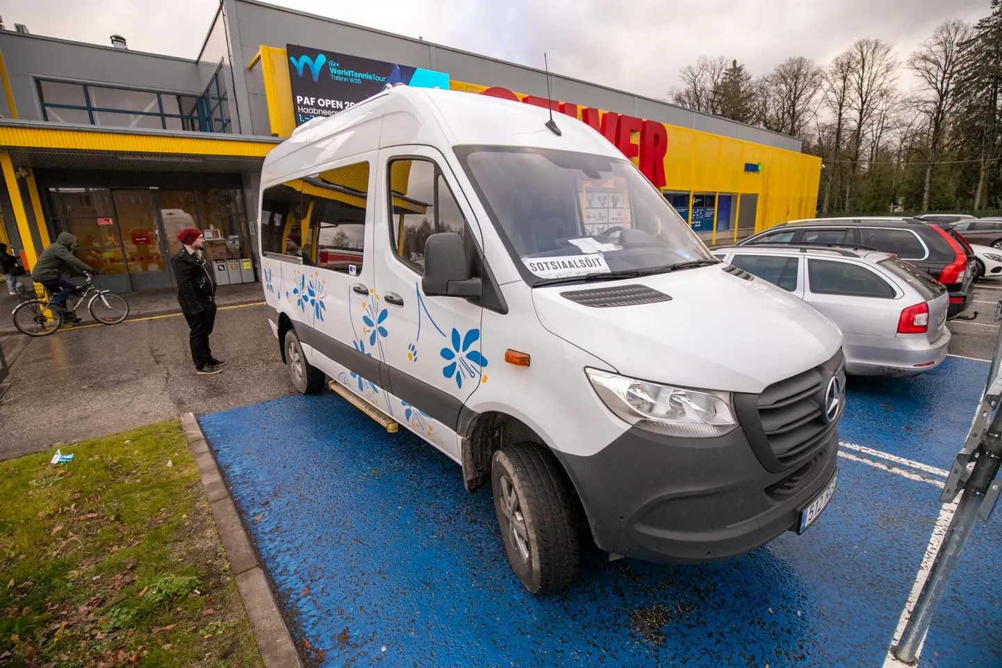 Praegu kasutatakse maakonnas uudset IT-lahendust sotsiaaltranspordi korraldamisel, kuid kui süsteem on sotsiaaltranspordi klientide tarvis välja arendanud, luuakse Pärnumaa ühistranspordikeskuse (PÜTK) juhi Andrus Kärpuki sõnutsi analoogne bussitellimise võimalus tavasõitjatelegi.