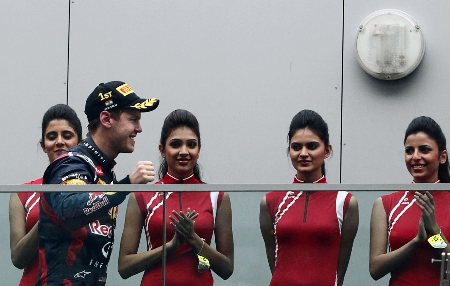 Sebastian Vettel ja poodiumitüdrukud India GP-l.