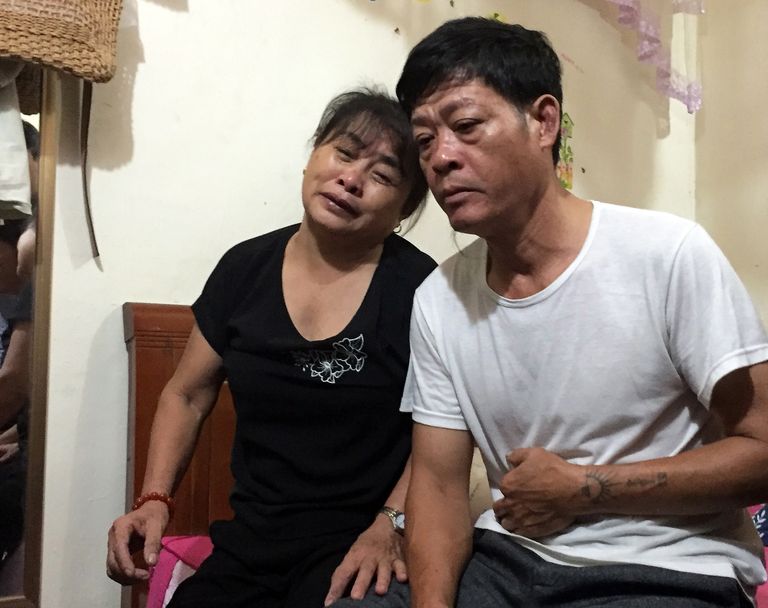 Surmaveoki arvatava ohvri Pham Thi Tra My leinavad vanemad.