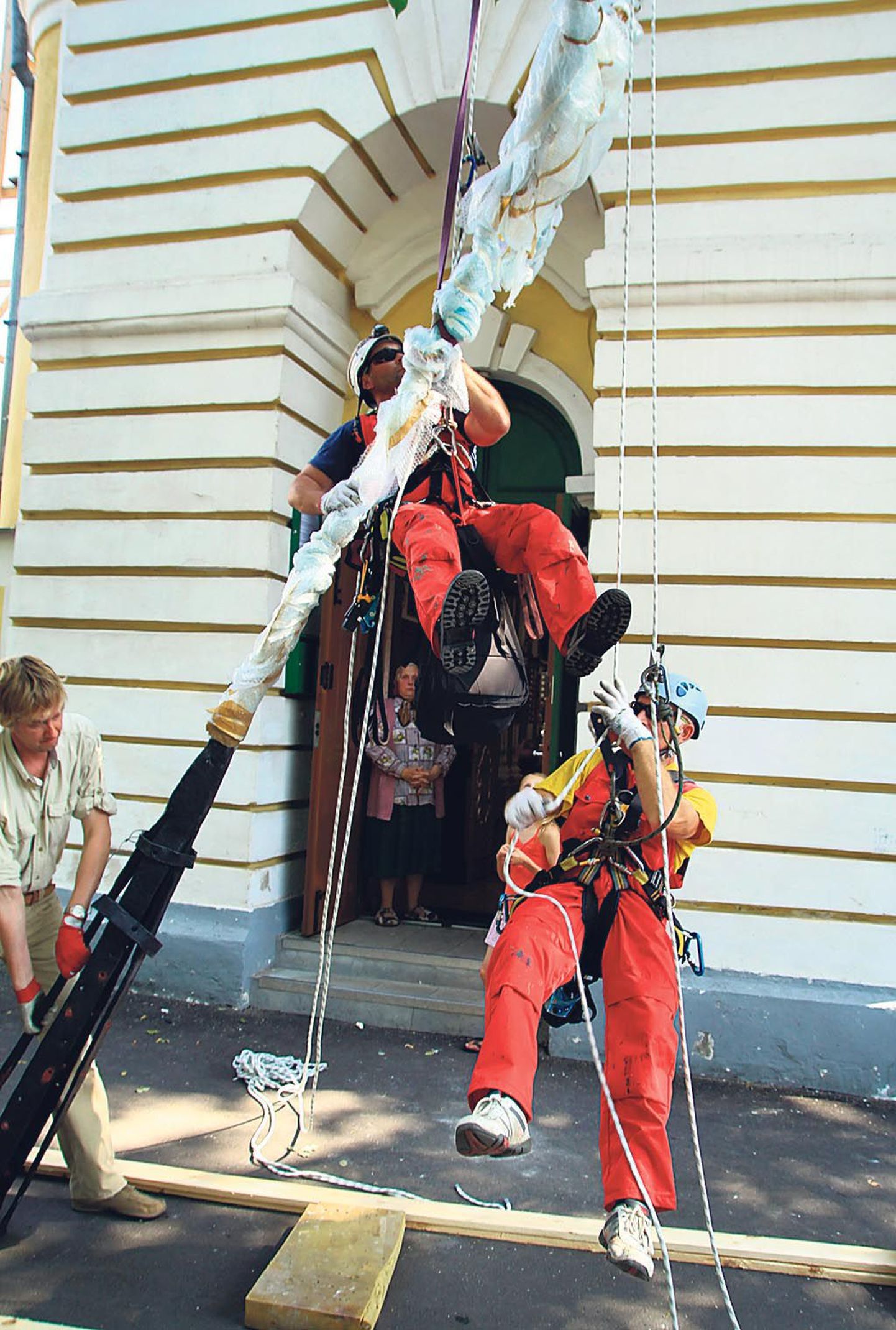 Venemaa kogenud alpinistide jaoks ei olnud 400 kilose risti tasakaalustamine probleem.