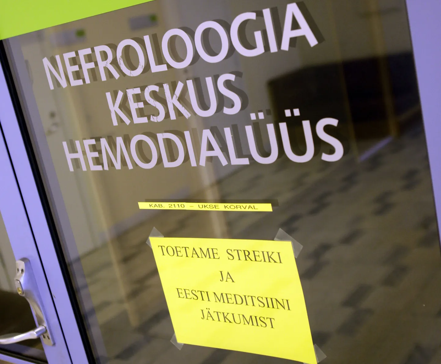 Tervishoiutöötajate streik möödunud aasta sügisel. Pildil on Lääne-Tallinna keskhaigla streigiteade.