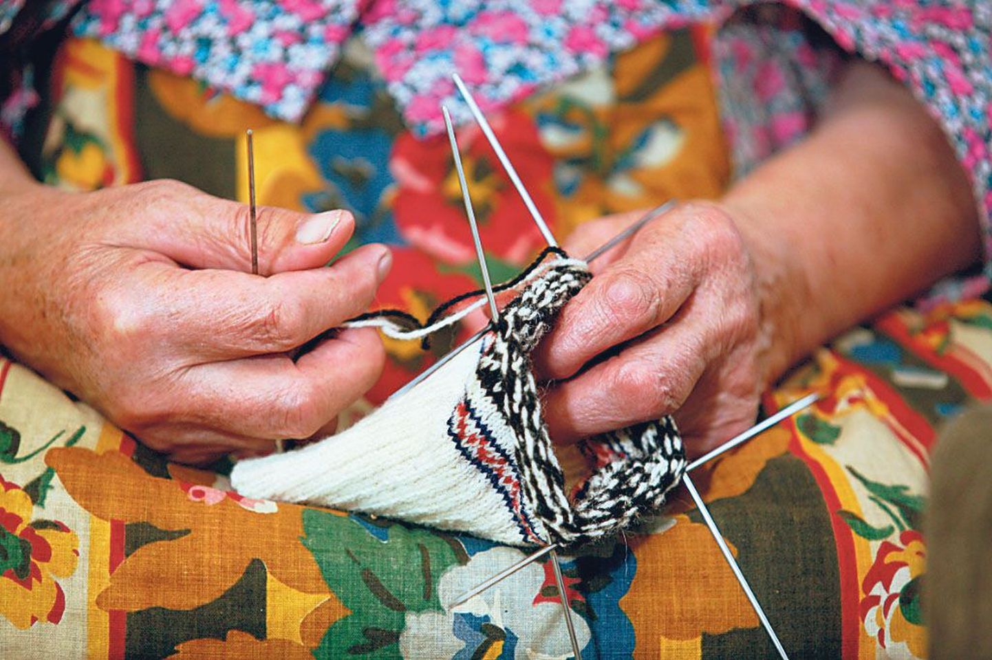 Eheda käsitöö poolest tuntud kihnlased püüavad hoolt kanda, et peale kasvaks ka oskajad noored.