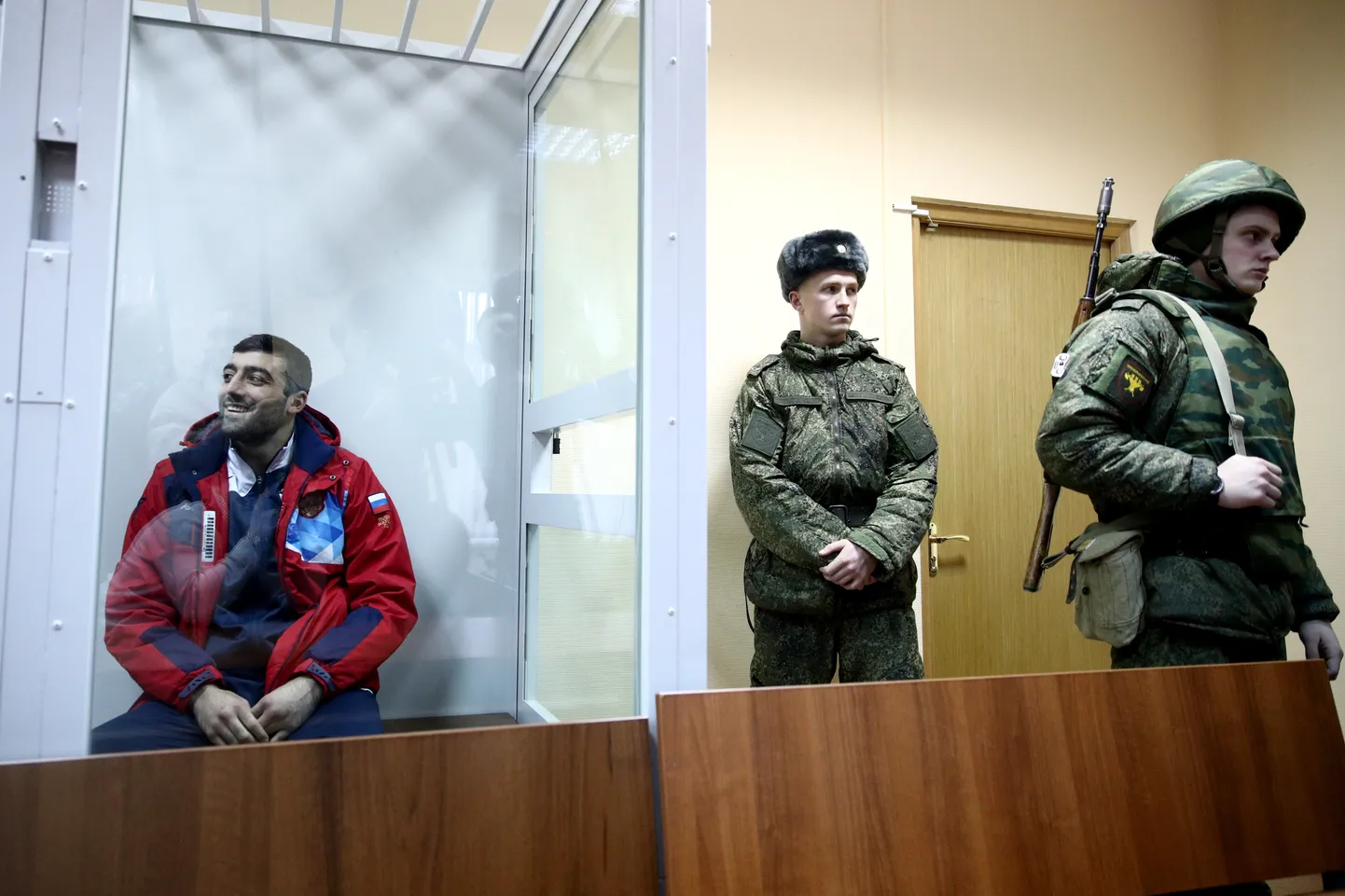 Venemaa kahekordne poksitšempion Georgi Kušitašvili (vasakul) süüdistati kalletungis Vene rahvuskaardi ohvitserile  ja sai 235. karnisoni militaarkohtus teada kohtuotsuse.
