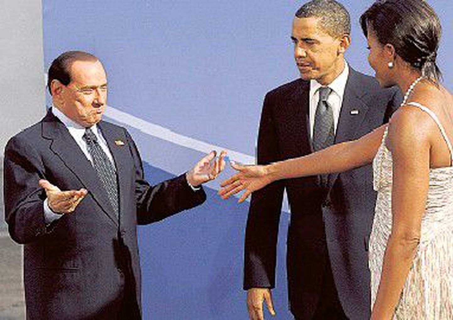 Päevitunud paar: Silvio Berlusconi tunnetamas, kas tema imeline külgetõmbejõud mõjub Michelle Obamale. Abikaasa Barack jälgib mängu kõrvalt.