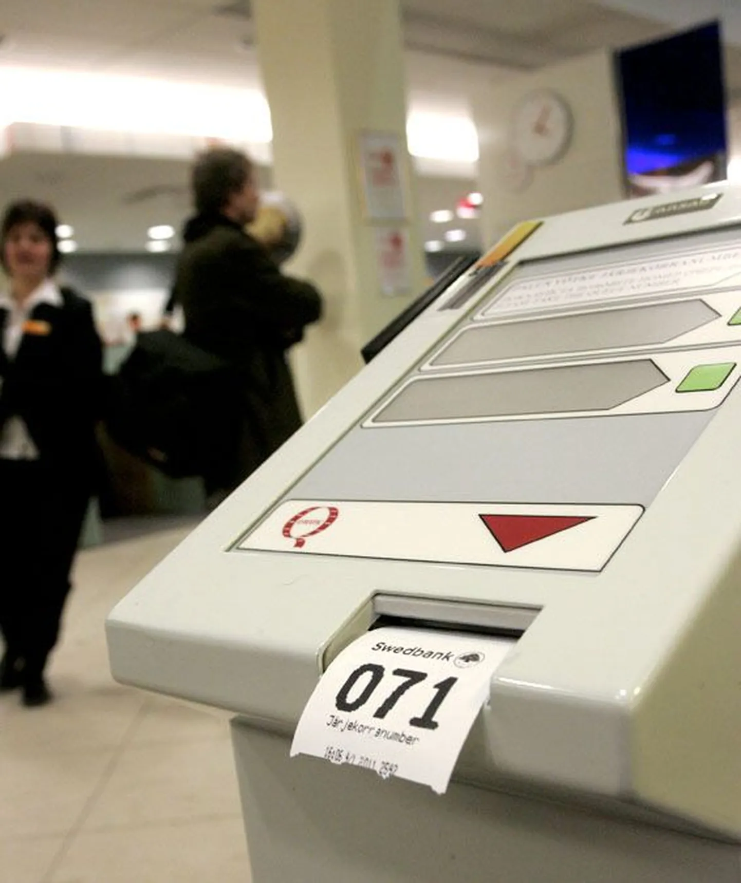 Järjekorranumbri automaadi tõrke tõttu oli kolmapäeval pisikeses pangakontoris palju rahvast.