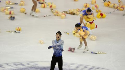 Plīša lietus uz ledus daiļsslidošanā. Kādas rotaļlietas saņem Deniss Vasiļjevs?