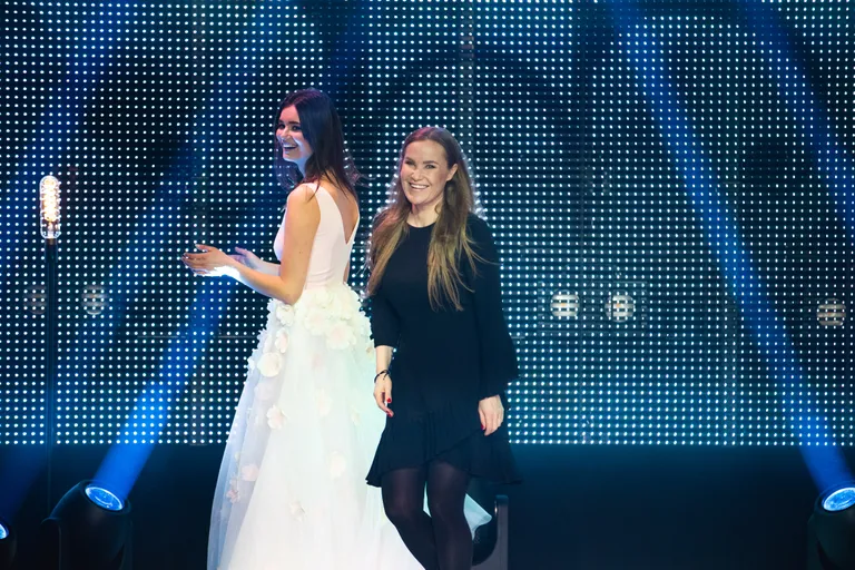 Mammu Couture disainer Maria Tammeorg koos modelliga laval. Põhjust rõõmustada on küllaga, kaks vaprat naist on etenduseks vorminud mahuka kollektsiooni jagu tuliuut lilledest ja romantikast rikkalikku moodi. Tallinn Fashion Week 2020