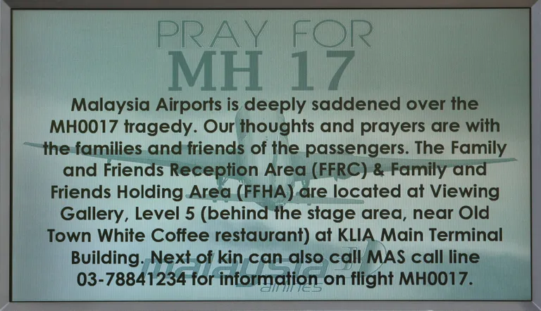 Sõnadega «Palvetage MH17 eest.» algas 2014. aasta 18. juulil Kuala Lumpuri lennujaama teadetetahvlil info selle kohta, kust saab infot selle saatusliku lennu kohta. Fotod: Scanpix