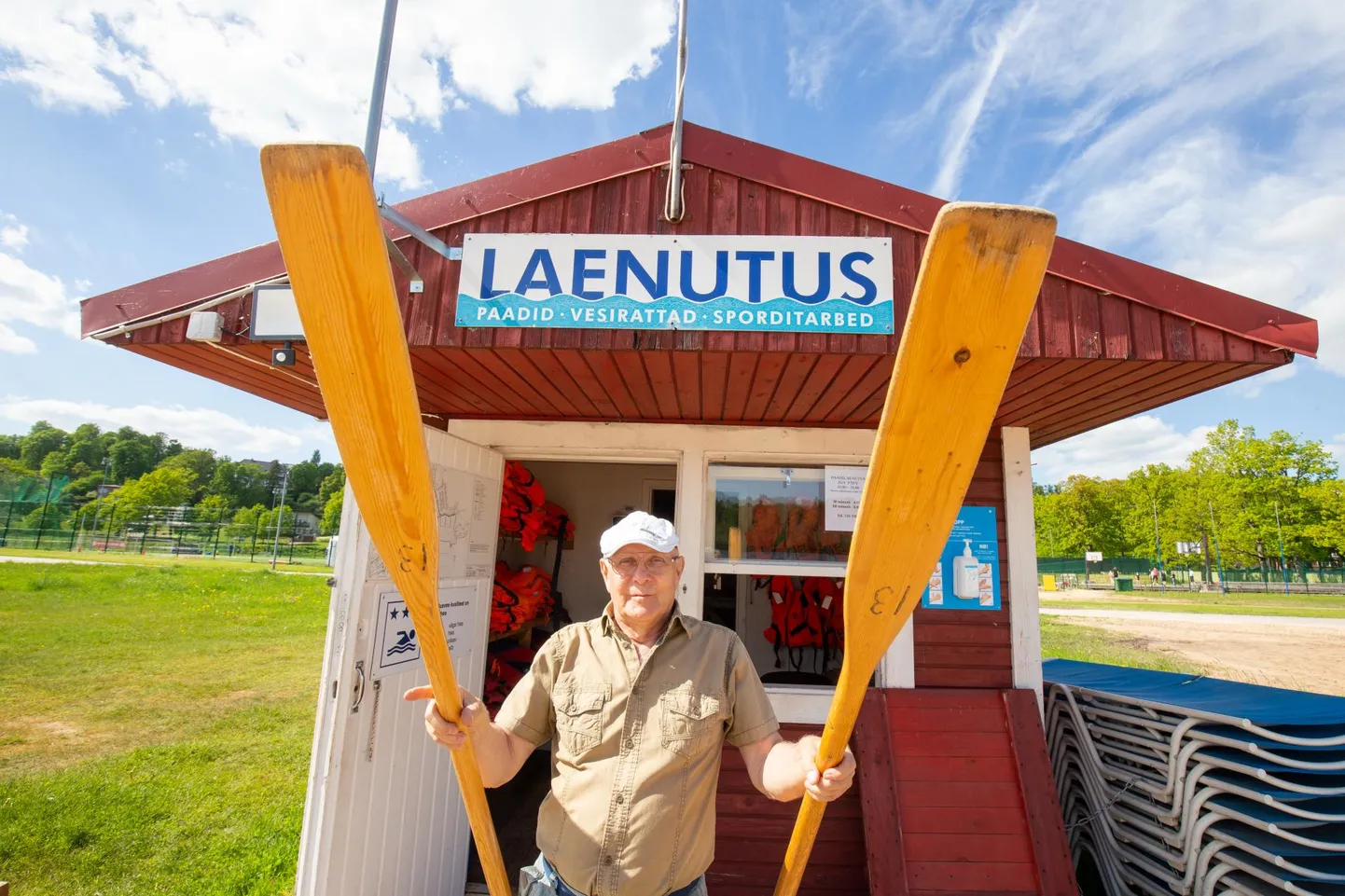 Viljandi paadimees Ants Smitt ootab huvilisi järve äärde kaunist suveilma nautima ja paadiga sõitma.