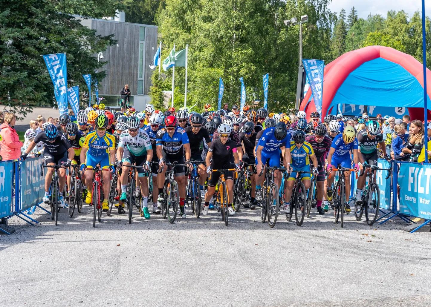Laupäeval toimunud Suure-Munamäe rattarallil osales ligikaudu 350 ratturit. Võistlusel osalenud kahel Läti noorsportlasel on nüüdseks diagnoositud koroonaviirus.